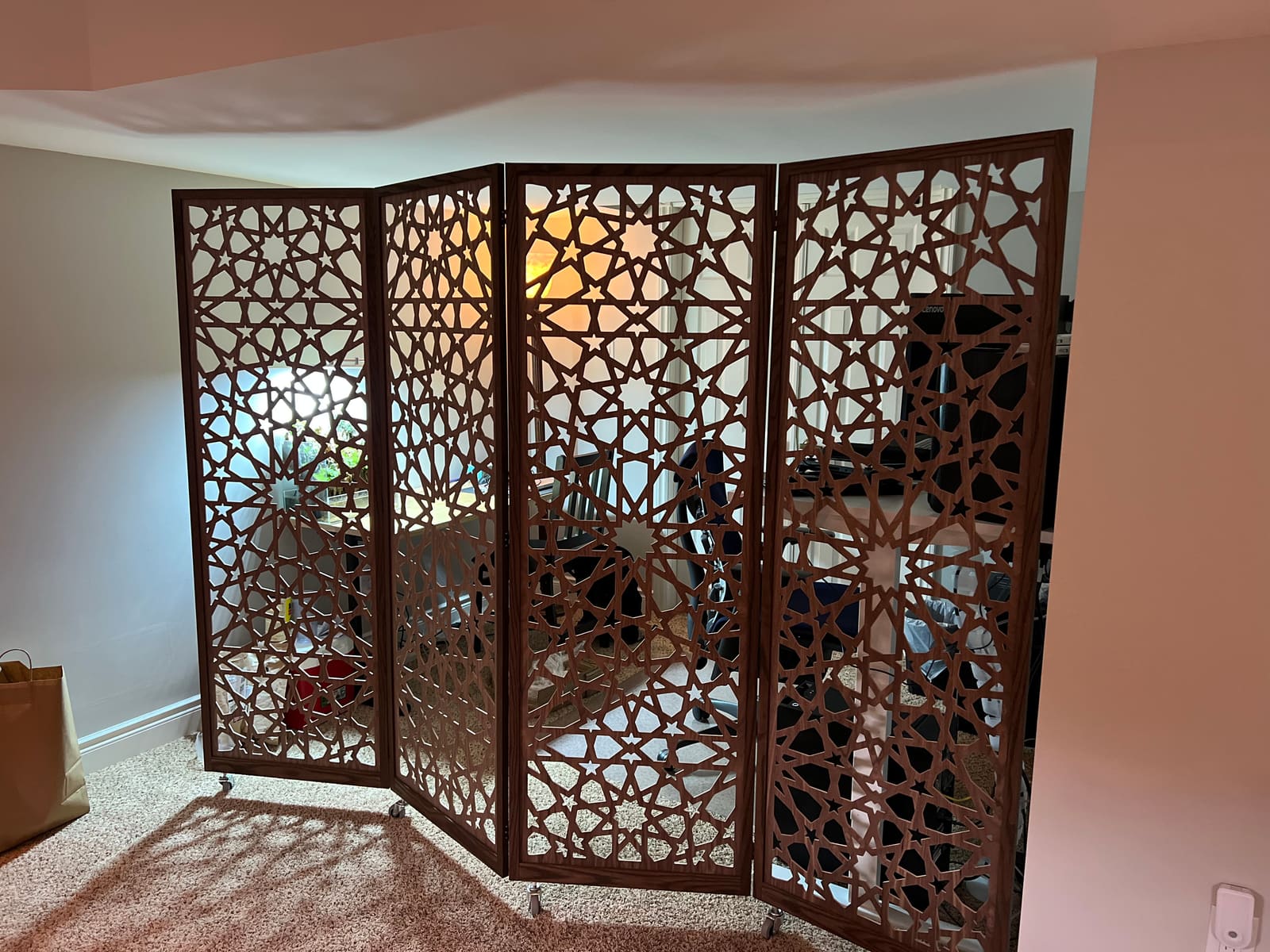 Folding geometric lattice screen