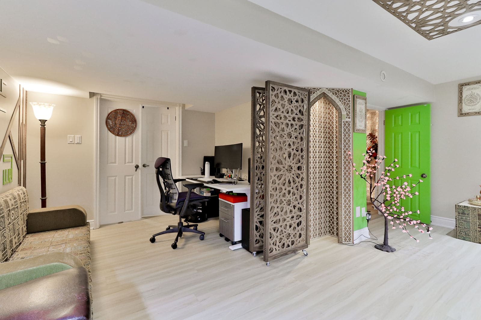 Lattice screens and the mihrab separating the workspace